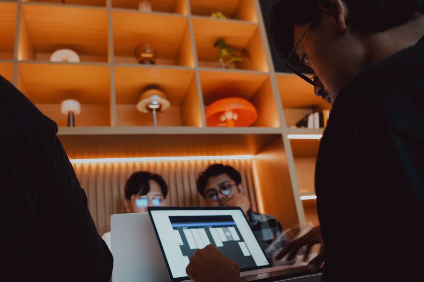Equipo creativo trabajando junto a un portátil en un estudio